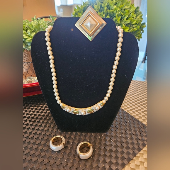 Vintage Ladies Costume Jewelry Set (Faux pearl) - Picture 2 of 8
